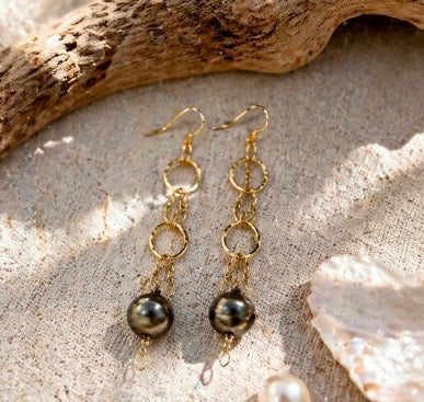 Tahitian pearl with gold chain earrings